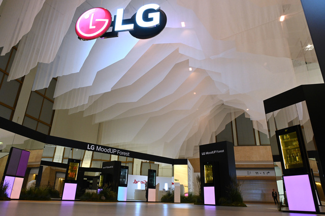 LG전자 현지시간 1일부터 5일간 독일 베를린에서 열리는 유럽 최대 가전전시회 IFA 2023에 참가한다. 사진은 유럽 라이프스타일에 맞춘 상냉장 하냉동 2도어 무드업 냉장고 신제품이 전시된 LG 무드업 포레스트 전경. /LG전자