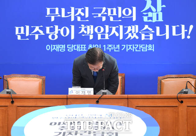 이재명 더불어민주당 대표가 31일 오전 서울 여의도 국회에서 취임 1주년 기자간담회를 하며 인사하고 있다.