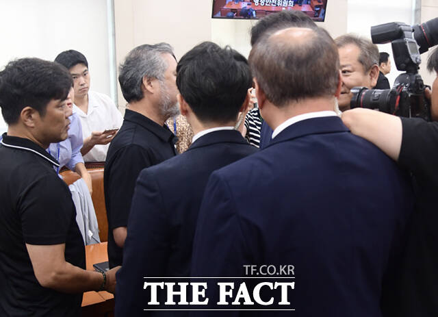 이상민 행정안전부 장관(오른쪽)이 이정민 10.29 이태원참사 유가족협의회 운영위원장 등의 항의를 듣고 있다.