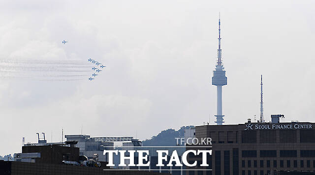 공군 특수비행팀 블랙이글스 편대가 31일 오전 서울 광화문 상공에서 제75주년 국군의 날 축하비행 예행연습을 하고 있다./임영무 기자