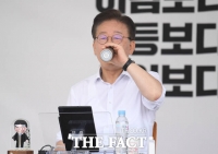  '무기한 단식' 물 마시는 이재명 대표 [TF사진관]