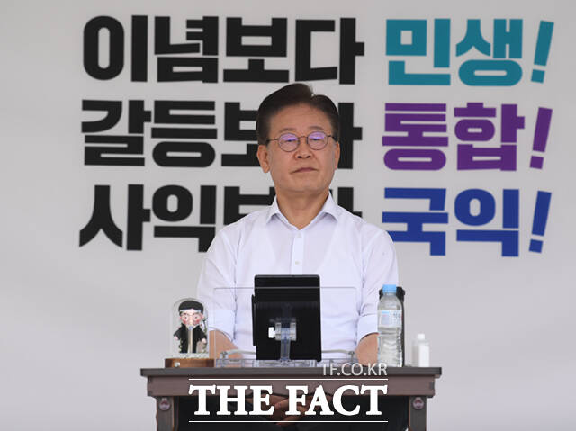 더불어민주당은 1일 쌍방울 대북 송금 의혹 피의자로 입건된 이재명 대표가 오는 4일 검찰에 출석할 것이라고 밝혔다. 국회 본청 앞 천막에서 단식 중인 이 대표. /이새롬 기자