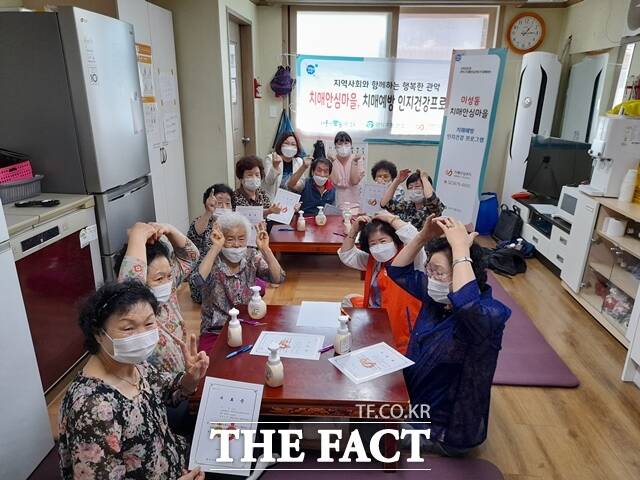 급격한 고령화로 치매 환자가 증가하면서 서울 자치구들이 앞다퉈 치매안심마을을 조성하고 있다. 관악구 치매예방인지프로그램에 참여하는 어르신들 모습. /관악구