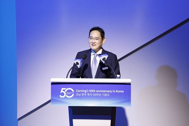 이재용 삼성전자 회장이 1일 충남 아산에서 열린 코닝 한국 투자 50주년 기념행사에 참석해 인사말을 하고 있다. /코닝