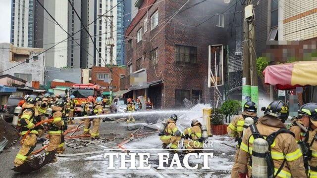 1일 오후 부산시 동구 좌천동 한 폐목욕탕에서 불이 나 소방당국이 진화작업을 하고 있다./ 부산경찰청