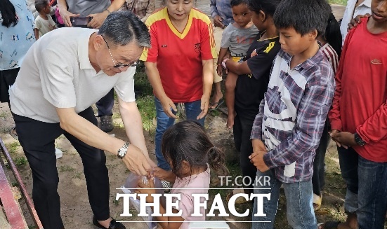 지난달 29일 포항 새마을운동 세계화추진전략연구소 회원들이 캄보디아 천사보금자리 애육원을 찾아 원생들에게 학용품과 생필품 등을 전달하고 있다./김은경 기자