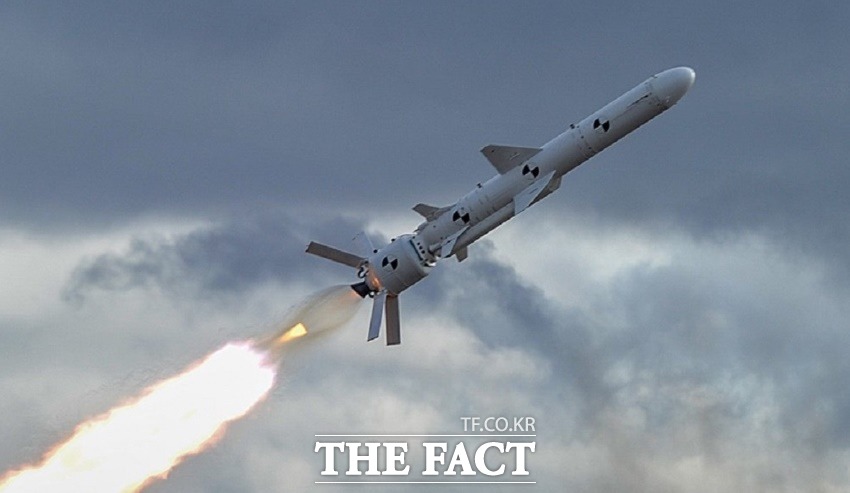 우크라이나의 지대함 미사일 넵튠이 날아가고 있다. 우크라이나는 넵튠을 개조해 지상공격용 장거리 순항미사일을 개발한 것으로 보인다./1945닷컴