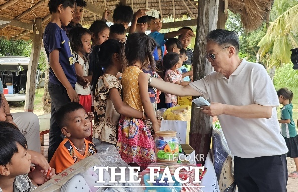 지난달 29일 포항 새마을운동 세계화추진전략연구소 회원들이 캄보디아 천사보금자리 애육원을 찾아 원생들에게 학용품과 생필품 등을 전달하고 있다./김은경 기자