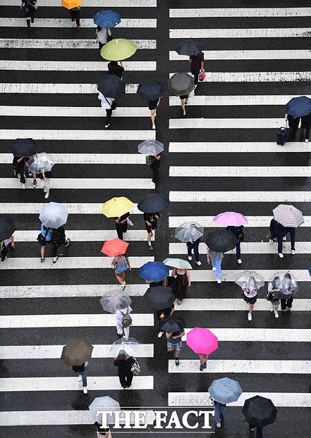 전국에 많은 비가 예보된 지난 7월 4일 오후 서울 강남구 강남역 일대 시민들이 우산을 쓰고 발걸음을 재촉하고 있다. /박헌우 기자