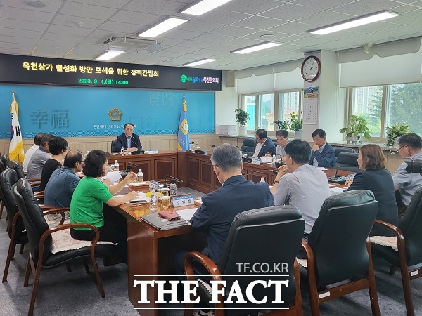 옥천군의회는 4일 이병우 부의장 진행으로 ‘옥천상가 활성화 방안 모색’을 위한 정책간담회를 열였다. /옥천군의회.