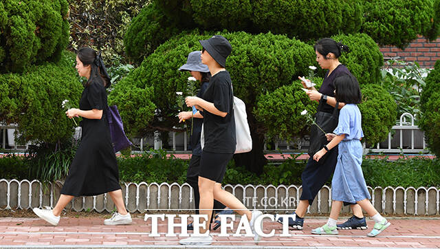 지난 7월 숨진 서울 서이초등학교 교사의 49재인 4일 오전 서울 서초구 서이초등학교에 마련된 추모 공간에 시민들의 발걸음이 이어지고 있다. /박헌우 기자