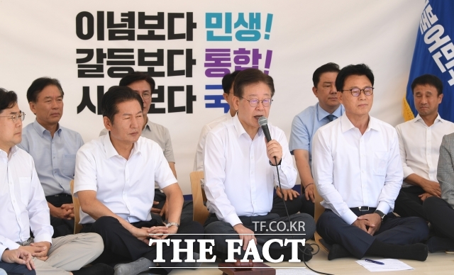 이재명 더불어민주당 대표는 4일 항명 및 상관명예훼손 혐의로 입건된 박정훈 전 해병대 수사단장(대령)에 대한 군사법원의 구속영장 기각 결정과 관련해 지금 항명하는 것은 국민의 명령에 불복하는 대통령과 정부 여당이라고 윤석열 정부를 직격했다. /이새롬 기자