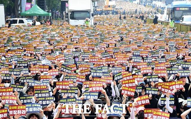 전국의 교사들이 지난달 29일 서울 종로구 광화문 앞에서 공교육 정상화를 촉구하는 모습. /임영무 기자