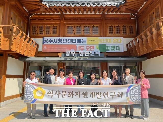 경기 고양시의회 역사문화자원개발연구회는 지난달 31일부터 이틀간 충남 공주시의회와 시청 등을 방문했다. 이번 벤치마킹은 역사문화자원을 우수하게 활용하고 있는 공주시 현장을 직접 확인하고 공주시의 대표적인 지역 축제인 대백제전 관계자들과 간담회를 통해 고양시 역사문화자원의 개발과 활용 방안을 찾기 위해 추진됐다./고양시의회