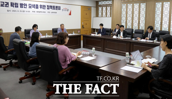 박주화 교육위원장(중구1·국민의힘)과 이한영 의원(서구6·국민의힘)이 지난달 25일 교권 확립 방안 모색을 위한 정책토론회를 개최했다. / 대전시의회