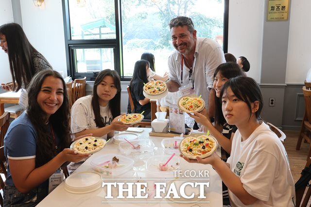 3일 이스라엘 청소년들이 임실 청소년 문화 집에서 임실군 청소년들과 피자 만들기 체험을 하고 있다. /임실군