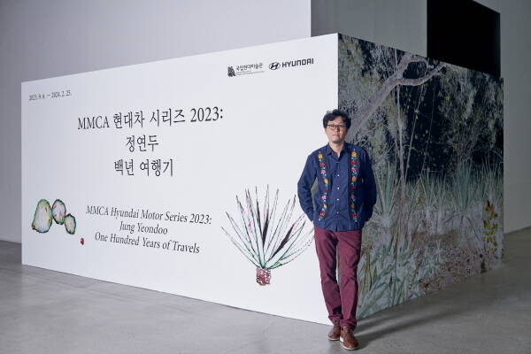 정연두 작가(사진)의 MMCA 현대차 시리즈 2023: 정연두-백년여행기 전시전이 오는 6일부터 내년 2월 25일까지 국립현대미술관(MMCA) 서울에서 열린다. /소농지