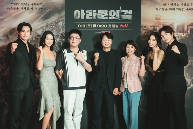 9일 첫 방송되는 tvN 새 토일드라마 아라문의 검 제작발표회가 5일 오후 온라인으로 진행됐다. 배우 장동건 김옥빈 박상연 작가 김광식 감독 김영현 작가 신세경 이준기(왼쪽부터)가 참석해 포즈를 취하고 있다. /tvN