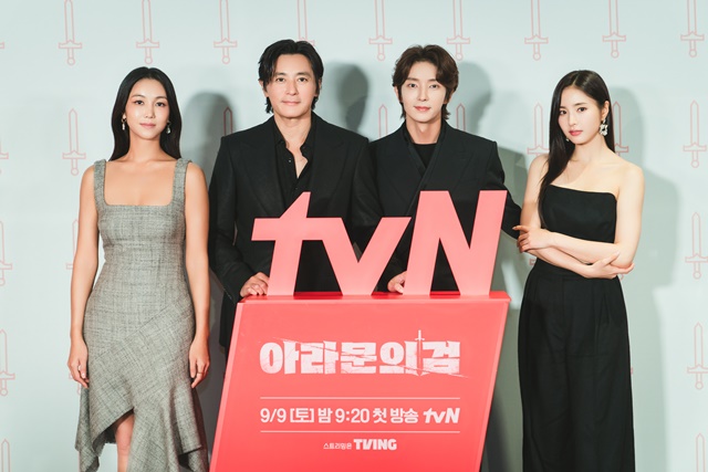 tvN 새 토일드라마 아라문의 검이 9일 첫 방송을 앞두고 5일 오후 온라인 제작발표회를 진행했다. 시즌1에 출연한 배우 장동건 김옥빈에 이어 시즌2에는 이준기과 신세경이 합류한다. /tvN