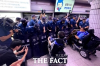  전장연, 지하철 탑승 시위 재개…