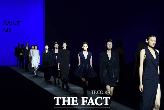 2024 S/S 서울패션위크 세인트 밀(SAINT MILL)쇼가 6일 오전 서울 중구 동대문디자인플라자에서 열린 가운데 모델들이 런웨이를 걷고 있다. /서예원 인턴기자