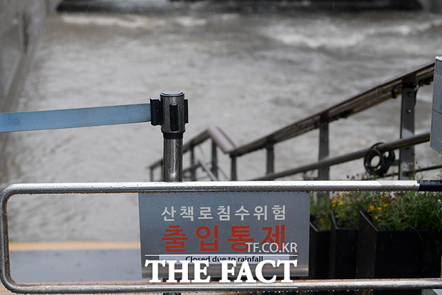 서울을 포함한 수도권에 호우특보가 발효된 6월 29일 오후 서울 종로구 청계천 산책로가 침수 위험으로 출입이 통제되고 있다. /서예원 인턴기자