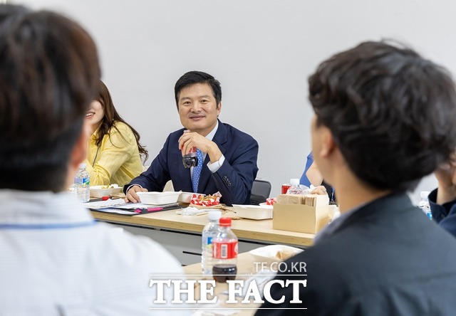 국민의힘이 서울 강서구청장 보궐선거에 후보를 공천하기로 6일 발표했다. 공무상 비밀누설 혐의로 기소된 김태우 서울 강서구청장이 집행유예가 확정돼 직을 상실했다. 김태우 구청장이 지난 4월 26일 공무원들과 이야기하는 모습. /강서구 제공