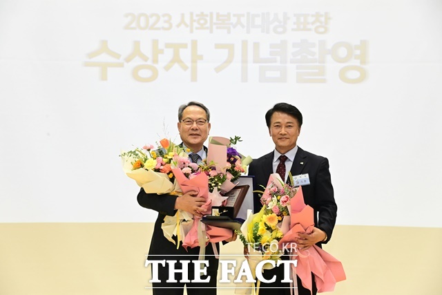 이성갑(왼쪽) 진주시복지재단 이사장이 ‘진주시사회복지 대상’을 수상한 후 기념 촬영을 하고 있다./진주시