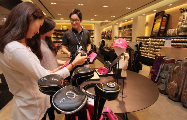 유통업체들은 시장 수요에 맞춰 해외 고가 골프웨어 브랜드를 국내로 들이고 있다. /신세계백화점
