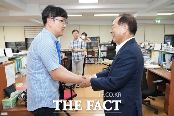 부산시교육청은 교권 회복과 교육활동 보호 강화를 위한 ‘교권 지킴이 리플릿’ 2만 6000부를 관내 모든 교원에게 배포한다고 7일 밝혔다./부산시교육청.