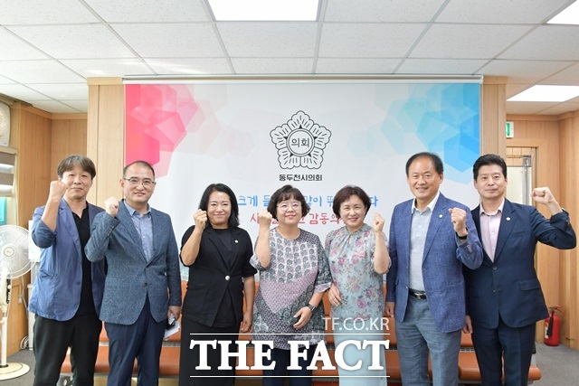 경기 동두천시의회는 6일 관내 사립중학교장들과 정담회를 갖고 저출산에 따른 학생 수 감소 등 교육 현안에 대해 논의했다./동두천시의회