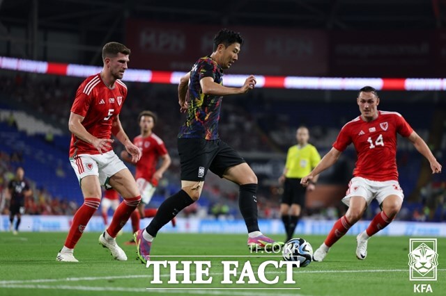 한국축구대표팀의 캡틴 손흥민이 8일 영국 웨일스에서 열린 웨일스와 원정 친선경기에서 드리블 돌파를 시도하고 있다./카디프시티(웨일스)=KFA