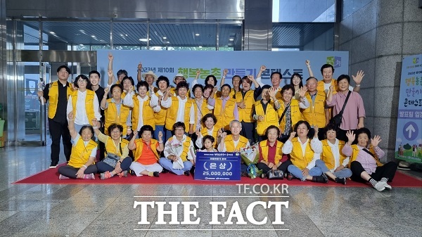 충북 옥천군 동이면 석화마을이 최근 농림축산식품부가 주최한 ‘제10회 행복농촌만들기 콘테스트’에서 마을 만들기 분야 은상과 함께 시상금 2500만원을 받았다. /옥천군