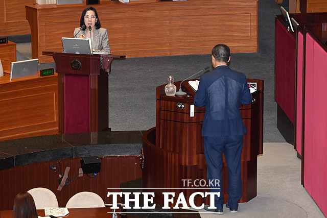 교육·사회·문화 분야 대정부질문에서 의원 질의에 답하는 김현숙 여성가족부 장관(왼쪽).