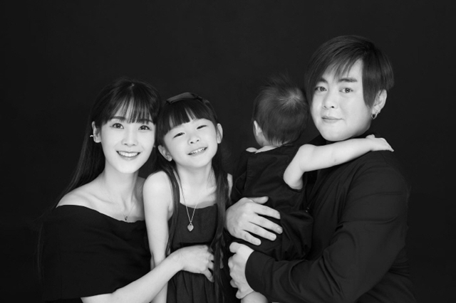 소율(왼쪽)이 화목한 가족사진을 공개했다. /소율 SNS