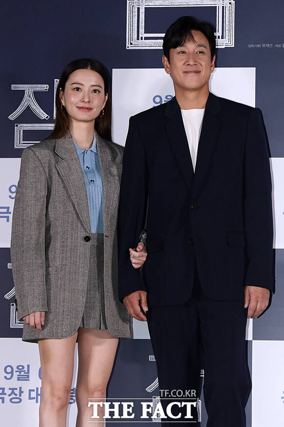 배우 정유미(왼쪽)와 이선균이 호흡을 맞춘 영화 잠이 이틀 연속 박스오피스 정상에 올랐다. /서예원 인턴기자