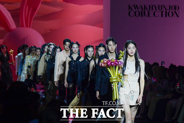 2024 S/S 서울패션위크(Seoul Fashion Week) 곽현주 컬렉션(Kwak Hyun Joo Collection)쇼가 8일 오후 서울 중구 동대문디자인플라자(DDP)에서 열린 가운데 모델들이 런웨이를 걷고 있다. /서예원 인턴기자
