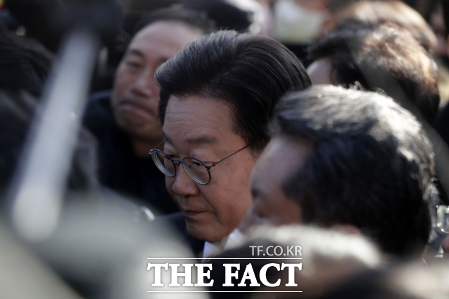 성남FC 후원금 의혹을 받고 있는 이재명 더불어민주당 대표가 지난 1월 10일 경기도 성남시 수원지방검찰청 성남지청으로 출석하고 있다. /사진공동취재단