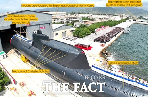 북한이 6일 공개한 전술핵공격잠수함 김군옥영웅함.해군전문 매체 네이벌뉴스는 옛 소련제 로미오급을 개량한 것으로 평가했다./네이벌뉴스