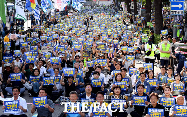 9일 오후 서울 세종대로에서 일본 후쿠시마 핵오염수 해양투기 중단· 윤석열 정부 규탄 범국민대회가 열린 가운데, 참가자들이 일본 핵 오염수 투기 철회, 윤석열 정권 규탄 등의 피켓을 든 채 구호를 외치고 있다. /이새롬 기자