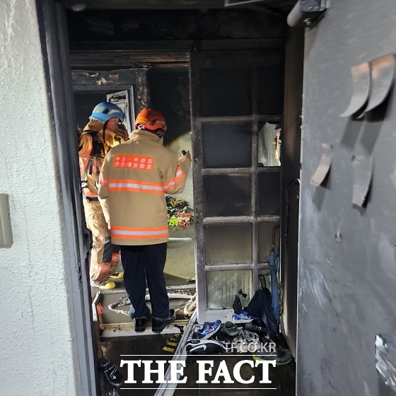 9일 부산소방재난본부와 부산경찰청에 따르면 이날 오후 4시 18분쯤 부산 부산진구에 있는 한 아파트 7층에서 불이 났다./부산소방재난본부.