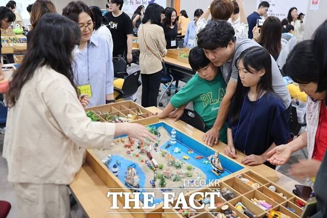 평화 통일 Sand Spiel에 참여한 학부모와 아이들이 모래놀이를 하고 있다. / 천안 = 김아영 기자