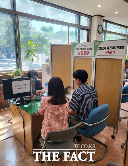 서울 동작구(구청장 박일하)는 공인중개사가 동행하는 부동산 상담실을 운영한다. 구민이 부동산 상담을 하고 있는 모습. /동작구