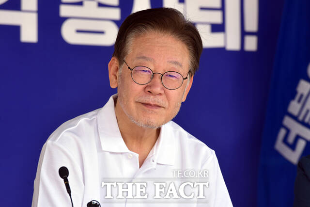 이재명 대표가 11일 서울 여의도 국회 본청 앞 단식투쟁 천막에 앉아 옅은 미소를 짓고 있다.