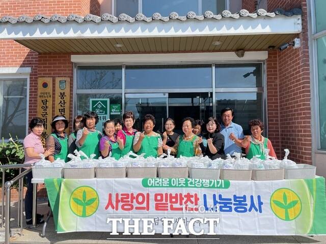 담양군 봉산면 새마을부녀회원 10명이 최근 봉산면 노인복지회관에서 사랑의 밑반찬 나눔봉사활동을 마친 뒤 기념사진을 촬영하고 있다./담양군