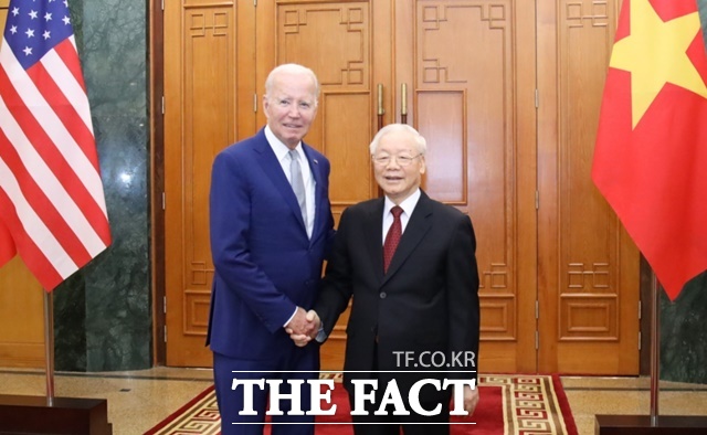 조 바이든 미국 대통령이 10일 베트남 권력 서열 1위 응웬 푸 쫑 공산당 서기장과 양국 관계를 포괄적 전략적 동반자 관계로 격상하기로 합의한 뒤 악수하고 있다. /비엣남넷