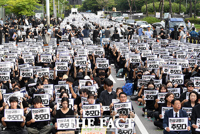 지난 4일 서이초 교사의 49재이자 공교육 멈춤의 날, 국회 앞 추모 집회 참가자들. /남용희 기자