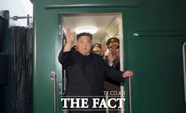 북한 노동신문과 조선중앙통신은 12일 김정은 북한 국무위원장이 지난 10일 오후 전용 열차로 평양을 떠났으며 군 핵심 간부들이 수행했다고 보도했다. / AP.뉴시스