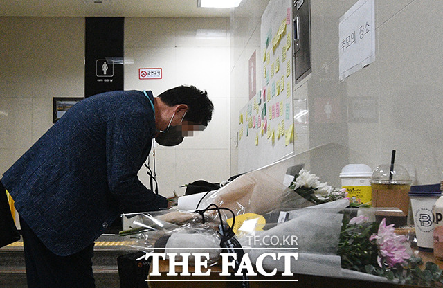 역무원 스토킹 살인사건이 발생한 지 이틀이 지난해 9월16일 오전 서울 중구 신당역 여자화장실 입구에 마련된 추모공간을 찾은 한 시민이 고인을 기리고 있다. /이동률 기자