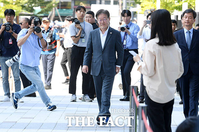 이재명 더불어민주당 대표가 12일 오후 경기도 수원 영통구 수원지방검찰청에 쌍방울 그룹 대북 송금 의혹과 관련 피의자 신분으로 출석하고 있다. /남용희 기자